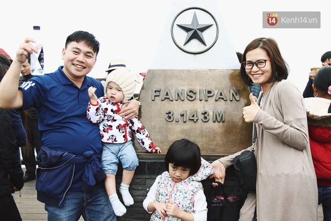 Hàng nghìn người xếp hàng chật kín chờ mua vé cáp treo lên đỉnh Fansipan ngày 30/4 Hàng nghìn người xếp hàng chật kín chờ mua vé cáp treo lên đỉnh Fansipan ngày 30/4